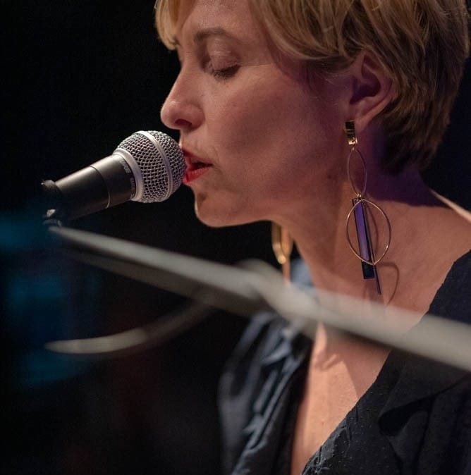Audrey Félix au micro lors d’un concert