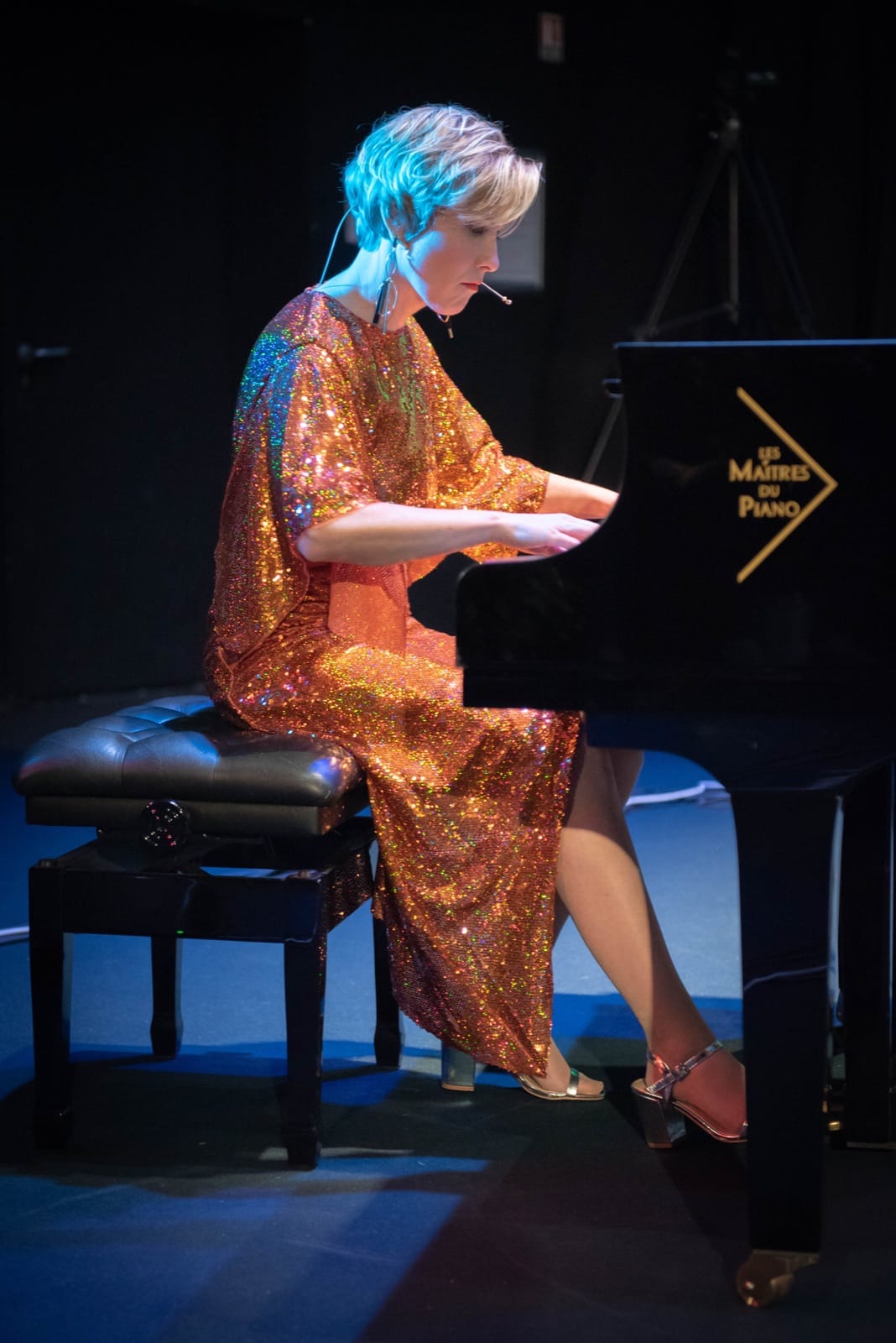 Audrey Félix jouant du piano sur scène